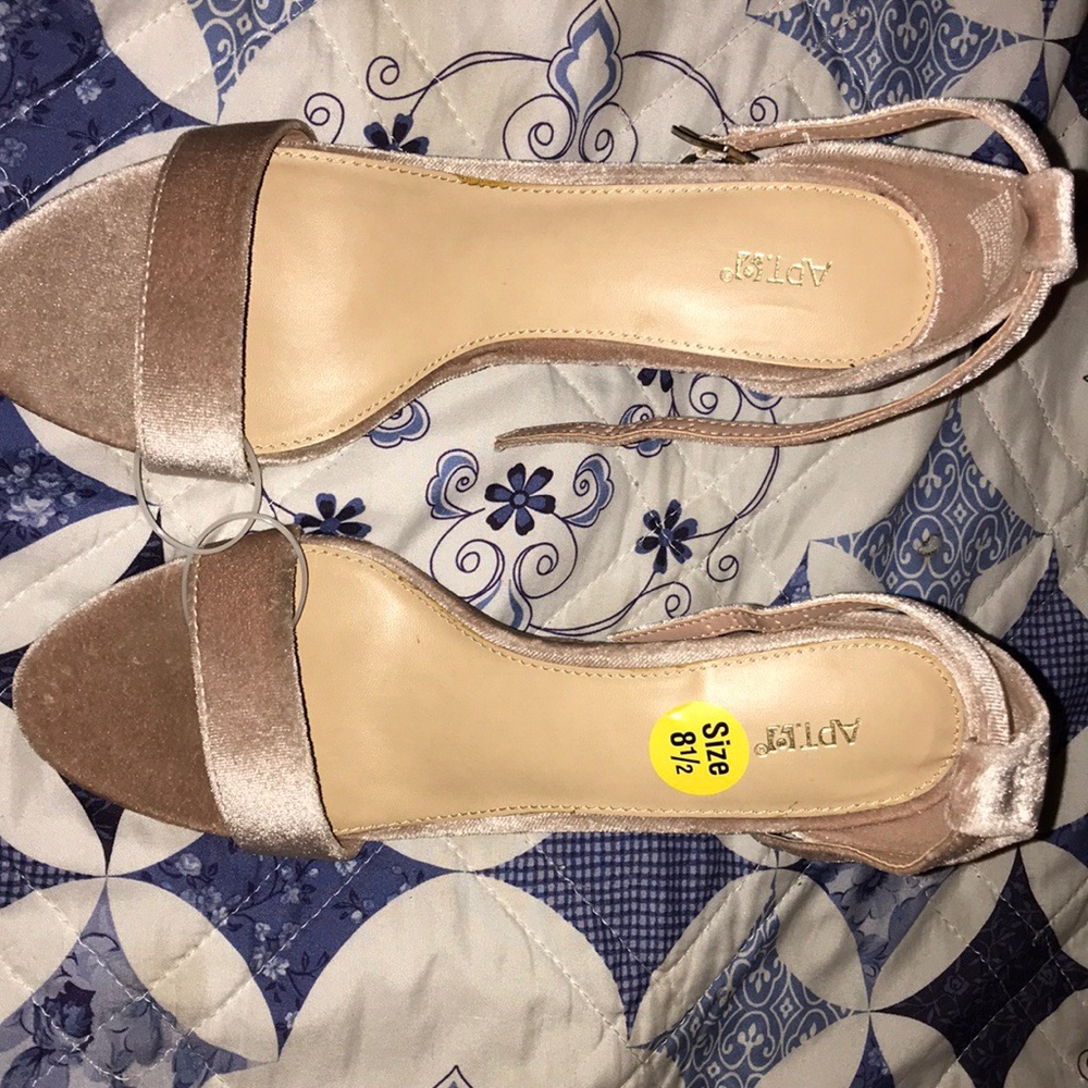 apt 9 heels